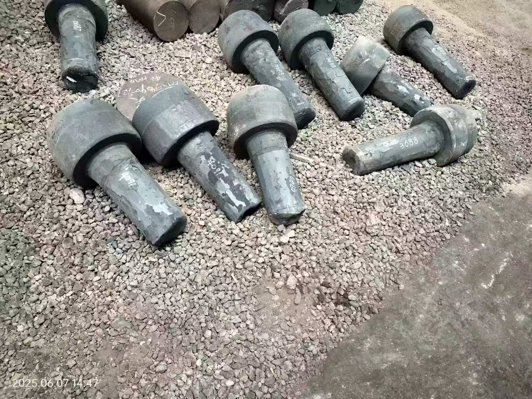 Hogyan lehet javítani a légi kovácsolt anyagok teljesítményét a hőmérséklet és a nyomás szabályozásával