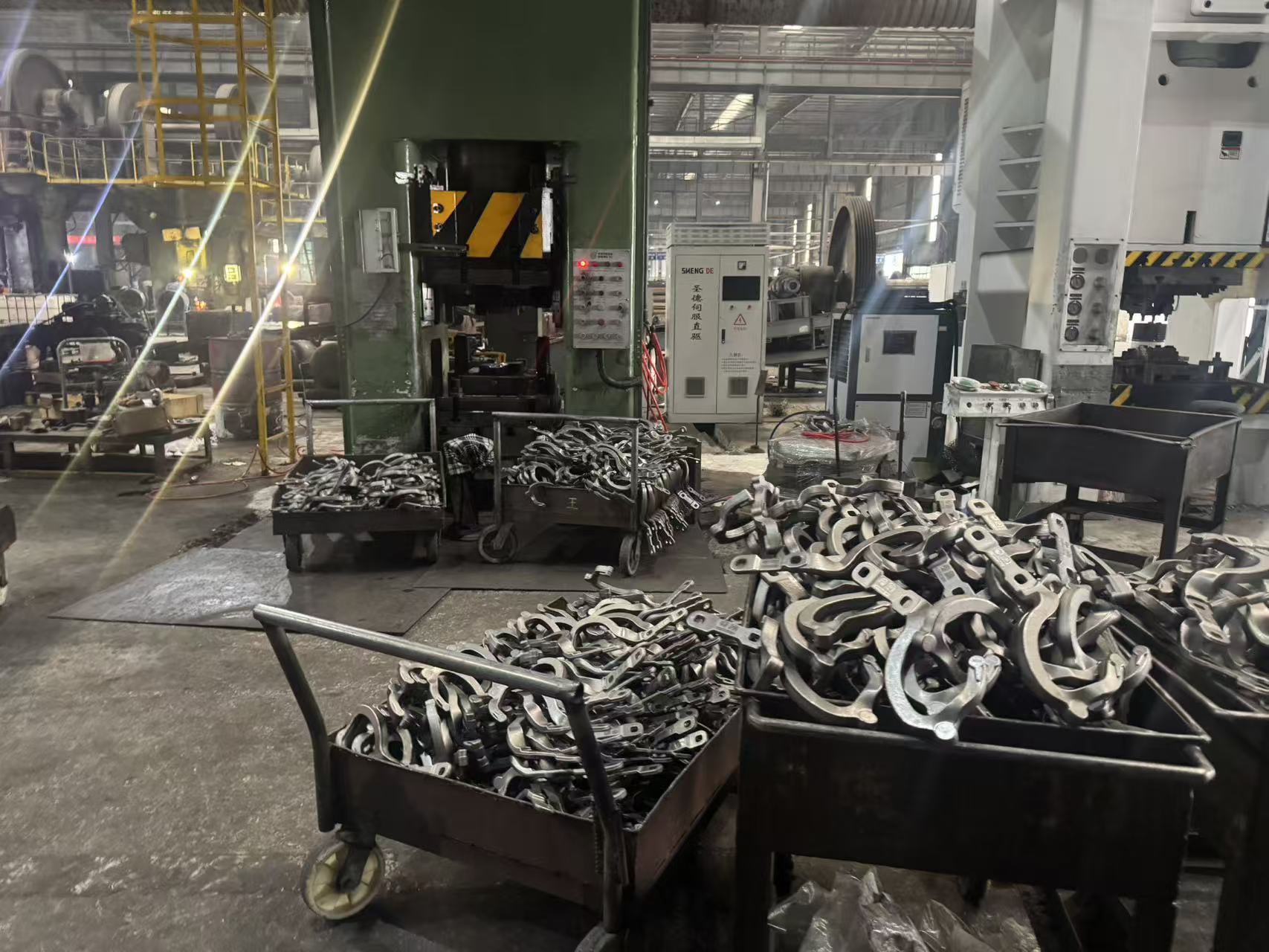 A Cr8Mo2SiV acélt hideg extrudáláshoz, hideg kovácsoláshoz és mélyhúzó szerszámokhoz használják. A Cr8Mo2SiV acélt hideg extrudáláshoz, hideg kovácsoláshoz és mélyhúzó szerszámokhoz használják.